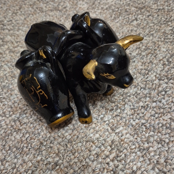 Vintage Black and Gold Ceramic Bull Figurine Salt & Pepper Shakers Made In Japan - Picture 1 of 11